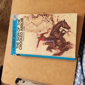 HARDY BOYS The Sign of the Crooked Arrow (Hardy Boys, Book 28) Hardcover